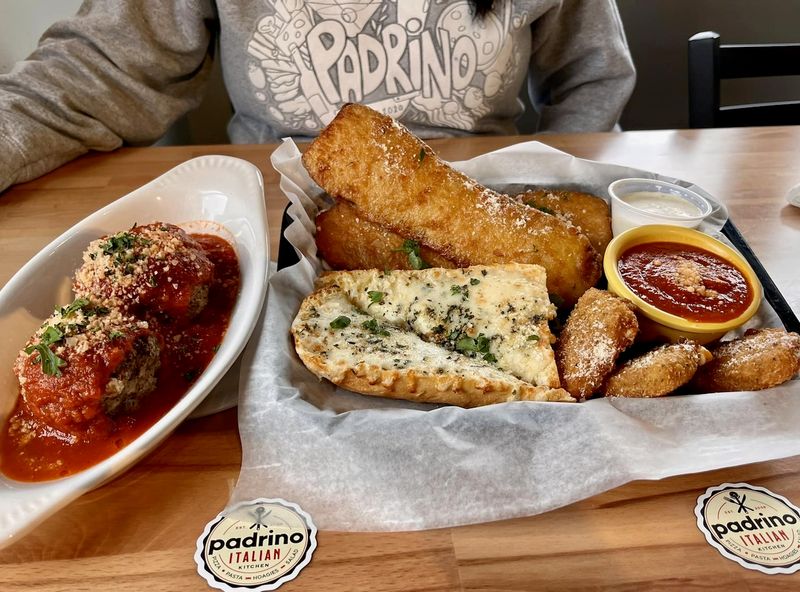 Food on a Padrino table